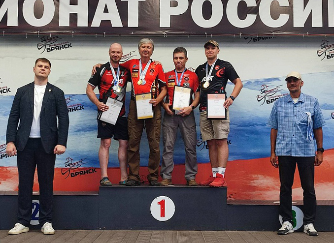 Конов - третий слева