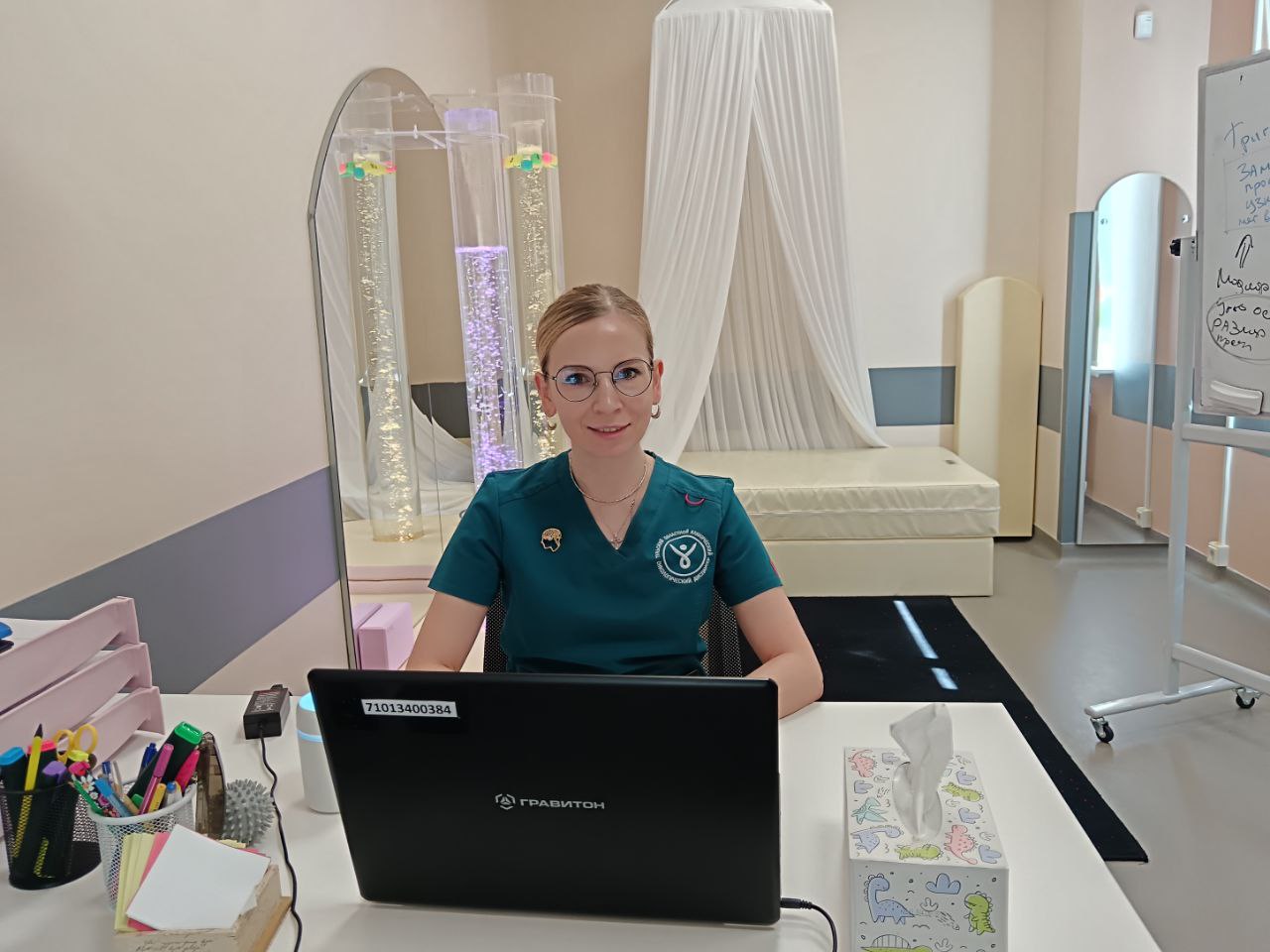 Врач в кабинете психологической помощи