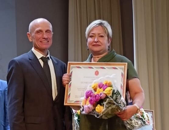 Владислав Галкин и награждаемая. Фото: администрация