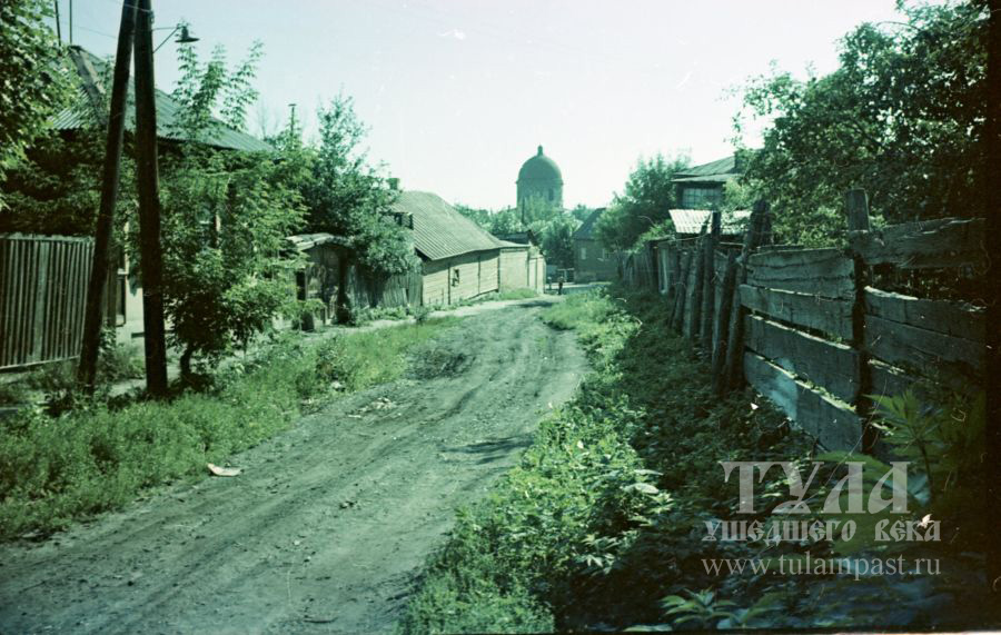 Фото: Тула ушедшего века. Суровский переулок напоминал деревенскую улицу, хотя находился в самом центре Тулы. Фото 1970-х годов.