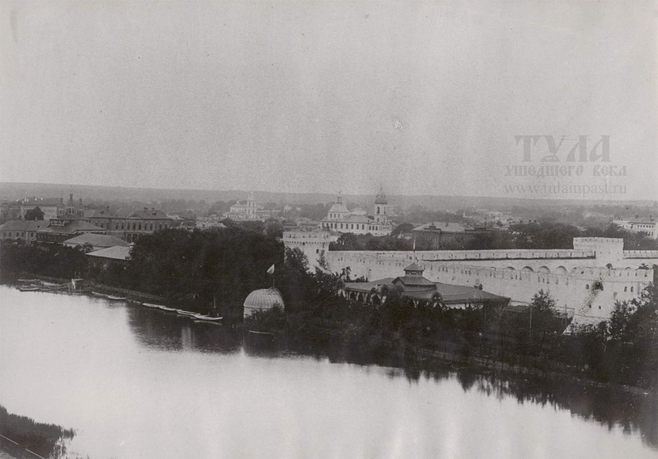 Фото: Тула ушедшего века. Вид Нижнего кремлевского сада с правого берега Упы. Фото начала ХХ в.