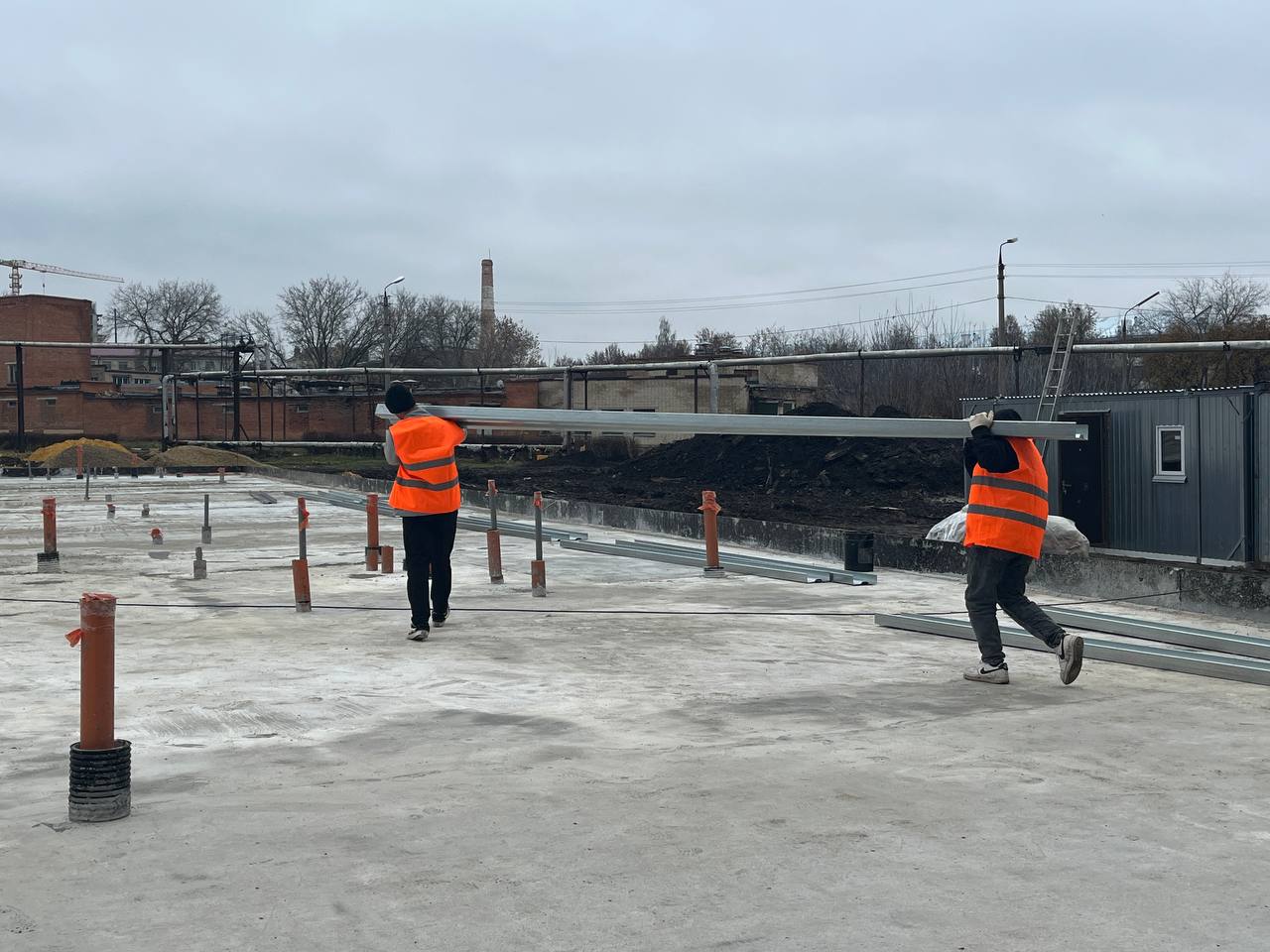 На снимках - проведение работ в Новомосковске