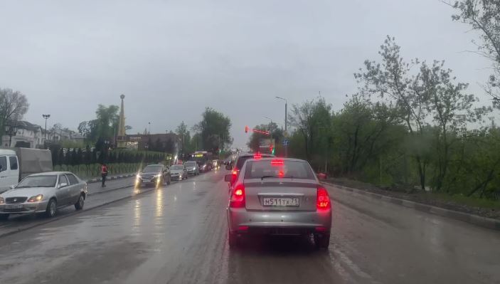 Щекинское шоссе в Туле встало в пробке из-за дождя и ремонта асфальта