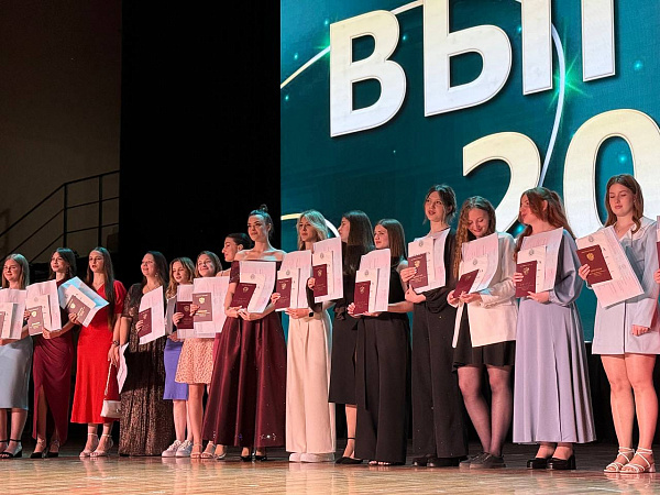 В Туле вручили дипломы выпускникам областного медицинского колледжа В Туле вручили дипломы выпускникам областного медицинского колледжа