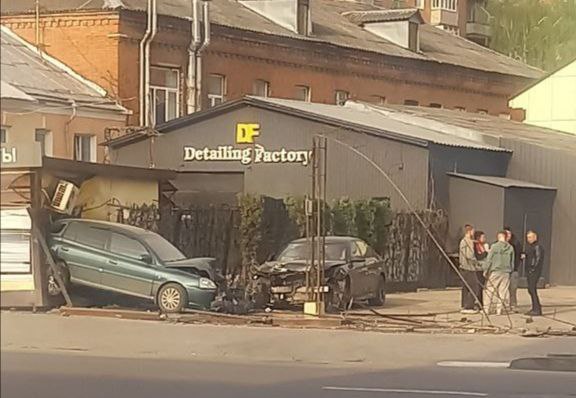 Нетрезвый водитель BMW влетел в автостоянку и снес торговый киоск на улице Советской в Туле