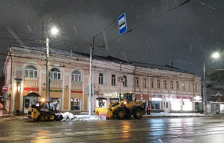 На уборку улиц Тулы от снега вышли 310 человек и 228 единиц техники На уборку улиц Тулы от снега вышли 310 человек и 228 единиц техники
