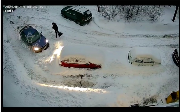 В Туле водитель закопал машину соседа в снегу
