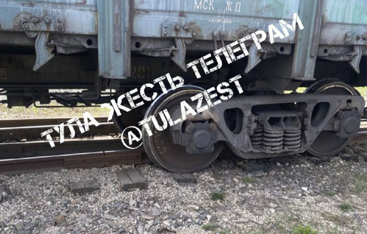 В тульском Плеханово с рельсов сошел грузовой вагон, на переезде образовалась пробка В тульском Плеханово с рельсов сошел грузовой вагон, на переезде образовалась пробка