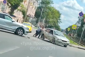 В Туле на пересечении улиц Волкова и Металлургов произошло ДТП В Туле на пересечении улиц Волкова и Металлургов произошло ДТП