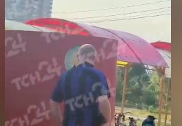 На пруду в Центральном парке Тулы мужчина заглядывал в кабинки к детям