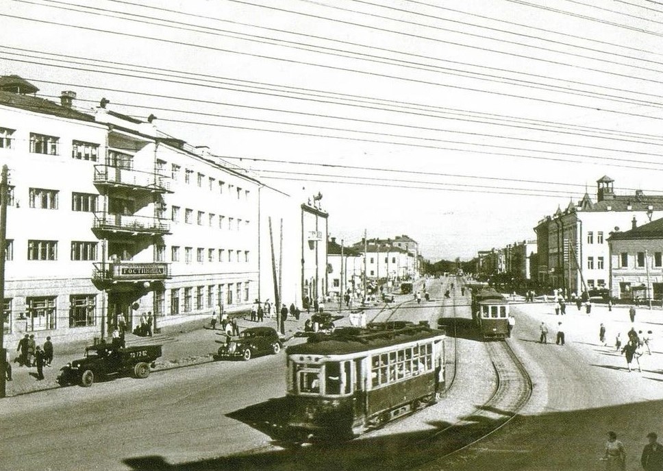 Улица Советская. Первые трамваи.jpg