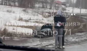 В Туле на Веневском шоссе автомобиль вылетел в кювет