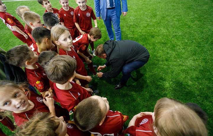Дюмин посетил новый футбольный манеж в Туле: осмотрел объект, обнялся с детьми, помог ребенку завязать шнурки