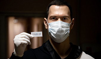 Портреты на окнах и чумной доктор в Туле – одиннадцать ярких фотографий времен пандемии коронавируса