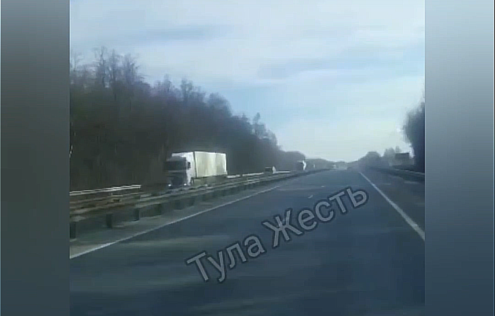 На трассе М-4 в Веневском районе заметили водителя, едущего по «встречке» На трассе М-4 в Веневском районе заметили водителя, едущего по «встречке»