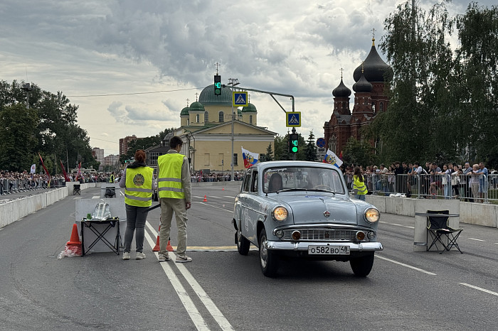 Дмитрий Миляев за рулем раритетной «Победы» дал старт ретро-ралли в Туле Дмитрий Миляев за рулем раритетной «Победы» дал старт ретро-ралли в Туле