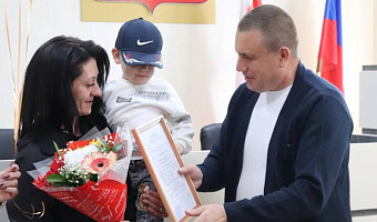 В Донском многодетным семьям вручили свидетельства на соцвыплату на приобретение или строительство жилья