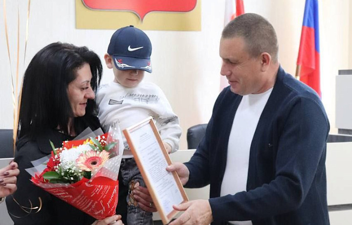 В Донском многодетным семьям вручили свидетельства на соцвыплату на приобретение или строительство жилья В Донском многодетным семьям вручили свидетельства на соцвыплату на приобретение или строительство жилья