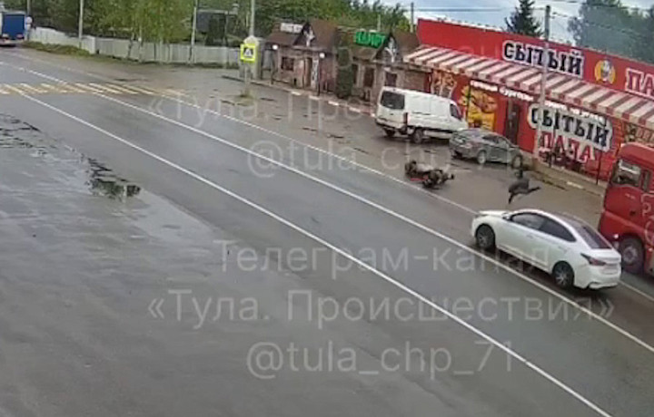 Под Тулой пешеход «сделал сальто» после наезда мотоциклиста: момент аварии попал на камеру Под Тулой пешеход «сделал сальто» после наезда мотоциклиста: момент аварии попал на камеру