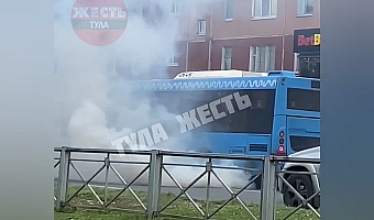 На улице Ложевой в Туле задымился автобус