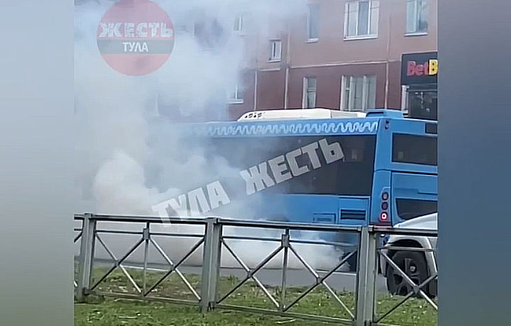 На улице Ложевой в Туле задымился автобус На улице Ложевой в Туле задымился автобус