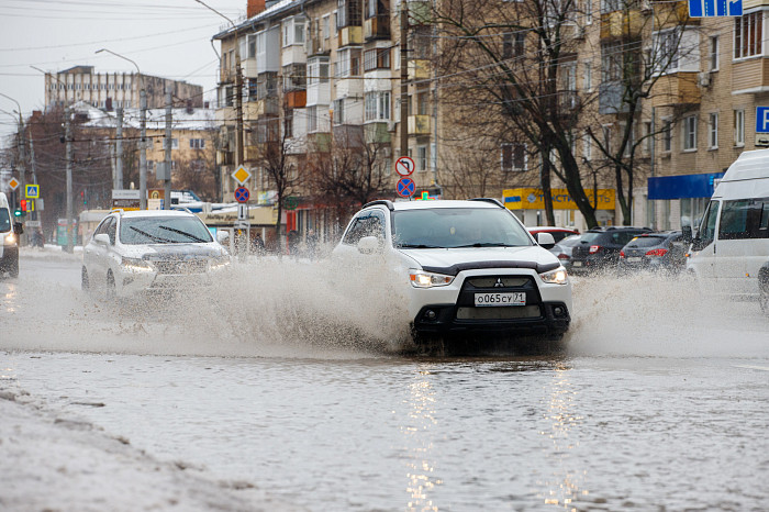 Улица полна снегожидкостей: фоторепортаж с затопленных дорог и тротуаров Тулы Улица полна снегожидкостей: фоторепортаж с затопленных дорог и тротуаров Тулы