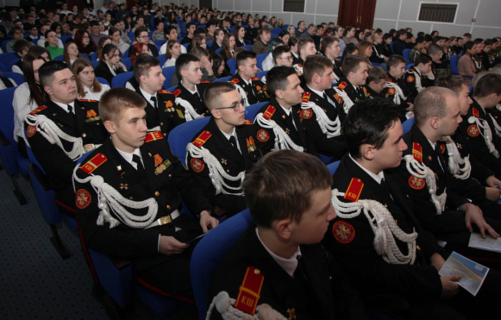 Тульские полицейские провели "День открытых дверей" для старшеклассников Тульские полицейские провели "День открытых дверей" для старшеклассников