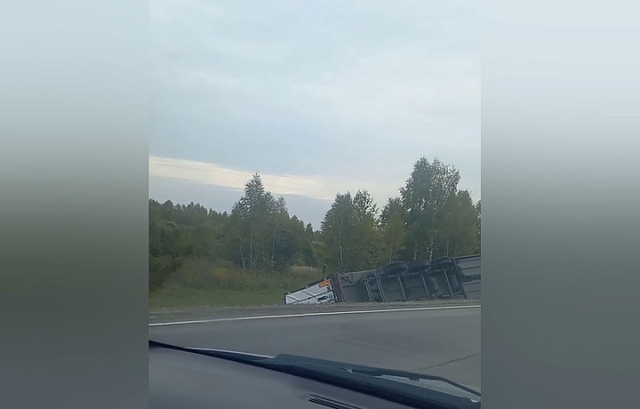 На трассе «Золотое кольцо» под Тулой фура улетела в кювет На трассе «Золотое кольцо» под Тулой фура улетела в кювет