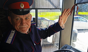 Не имел права грустить: веселого водителя Владимира Синякова проводили с песнями