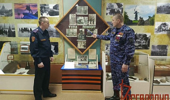 Росгвардеец выставляет в музее центра образования № 32 находки с полей сражений ВОВ
