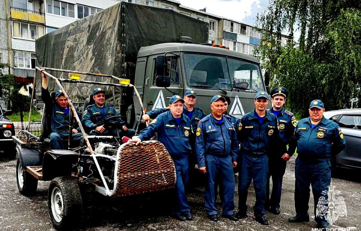 Спасатели МЧС собрали и передали автомобиль багги тульским бойцам в зоне СВО Спасатели МЧС собрали и передали автомобиль багги тульским бойцам в зоне СВО
