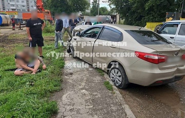Чудом не сбил детей: в Новомосковске пьяный водитель устроил гонки во дворе и разбил несколько машин Чудом не сбил детей: в Новомосковске пьяный водитель устроил гонки во дворе и разбил несколько машин