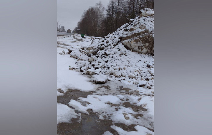 На берегу реки Воронки в Тульской области обнаружили сугробы из грязного снега