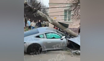 Стали известны подробности ДТП с участием Porsche, влетевшего в столб в Туле