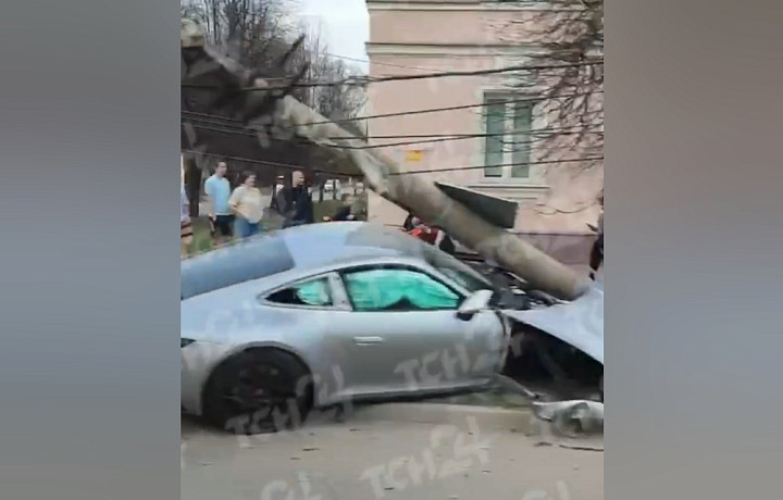 Стали известны подробности ДТП с участием Porsche, влетевшего в столб в Туле Стали известны подробности ДТП с участием Porsche, влетевшего в столб в Туле
