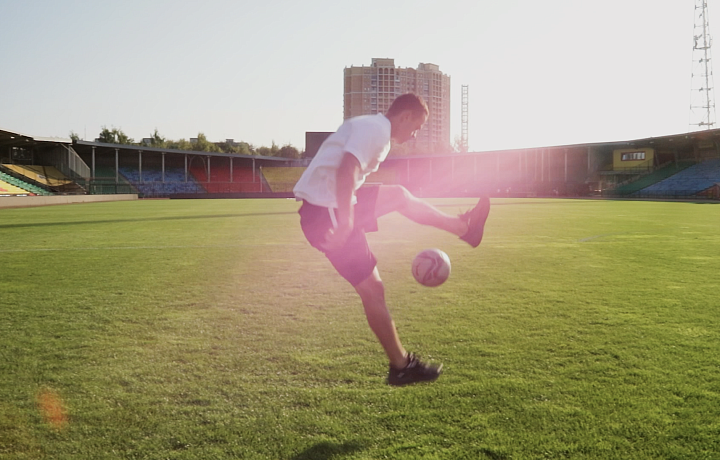 Зарядка с ТСН24: футболист Даниил Павлов показал, как при помощи игрового мяча расслабить мышцы