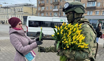 Военнослужащие поздравили тулячек с Международным женским днем