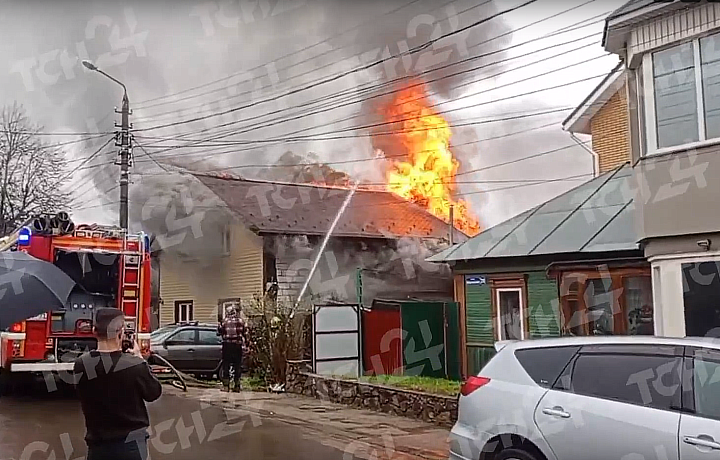 В Туле на улице Одоевской горит частный дом