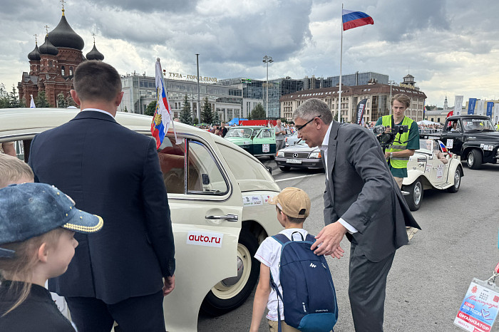 Дмитрий Миляев за рулем раритетной «Победы» дал старт ретро-ралли в Туле Дмитрий Миляев за рулем раритетной «Победы» дал старт ретро-ралли в Туле