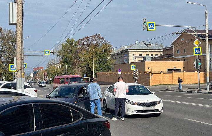 Две легковушки устроили ДТП на улице Болдина в Туле Две легковушки устроили ДТП на улице Болдина в Туле