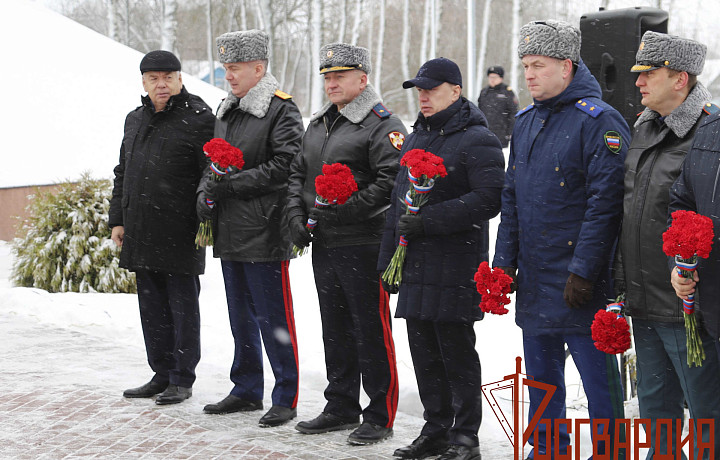В Тульской области прошла церемония перезахоронения останков советских солдат, в которой приняла участие Росгвардия В Тульской области прошла церемония перезахоронения останков советских солдат, в которой приняла участие Росгвардия