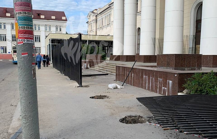 На Московском вокзале в Туле снова устанавливают забор На Московском вокзале в Туле снова устанавливают забор