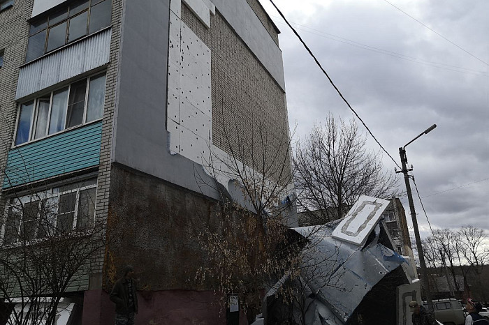 В тульском Скуратово из-за сильного ветра оторвало фасад на многоэтажке