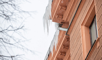 Сногсшибательная наледь: специалисты рассказали, кто должен убирать снег с крыш многоквартирных домов