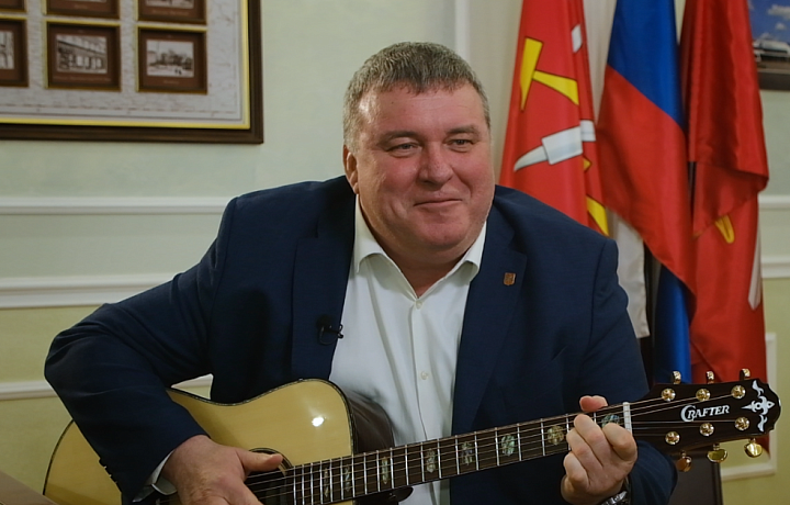С любовью к Туле, людям и гитаре: Илья Беспалов рассказал о работе и жизни С любовью к Туле, людям и гитаре: Илья Беспалов рассказал о работе и жизни