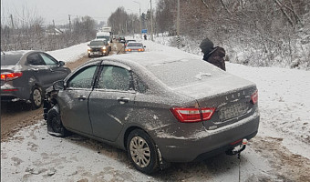 В тульском Маслово водителя Lada госпитализировали после ДТП с грузовиком