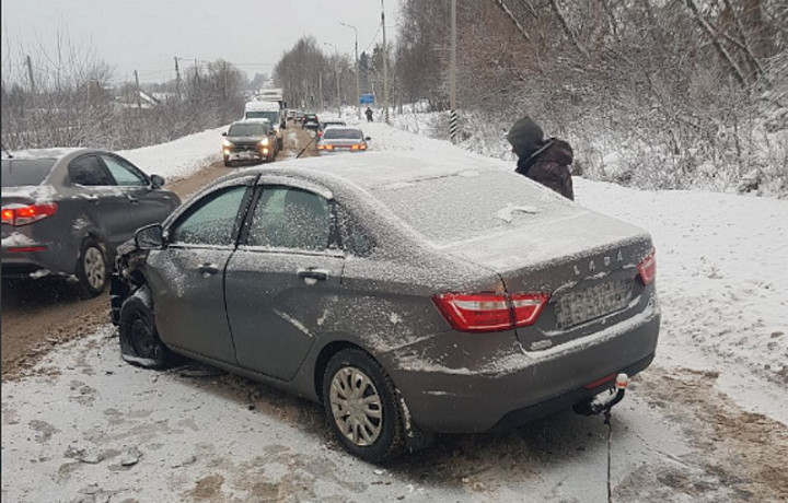 В тульском Маслово водителя Lada госпитализировали после ДТП с грузовиком В тульском Маслово водителя Lada госпитализировали после ДТП с грузовиком