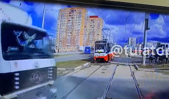Момент аварии с трамваем на Восточном обводе в Туле попал на видео