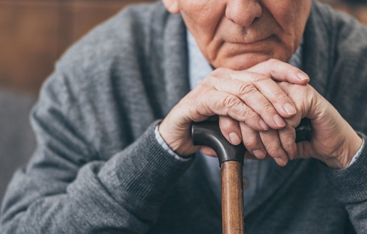 Американские ученые выяснили, почему пожилые люди двигаются медленнее