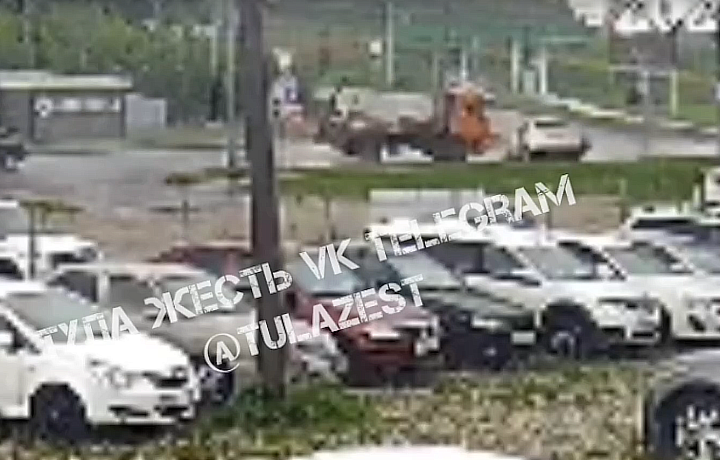 Момент ДТП на улице Рязанской в Туле попал на видео Момент ДТП на улице Рязанской в Туле попал на видео